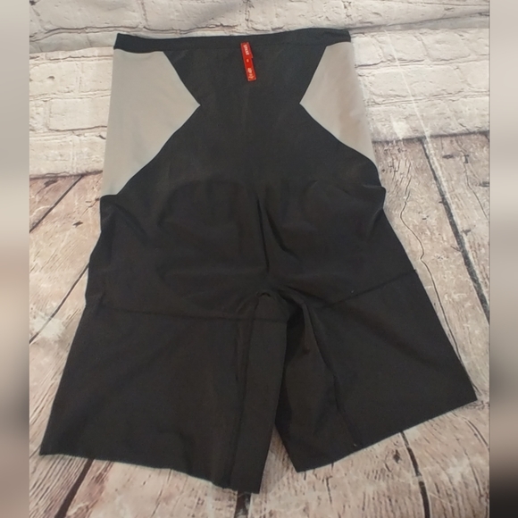 Spanx Oncore XL High Waist Mid Thigh Bottom Shaper Shorts Black - Picture 12 of 13
